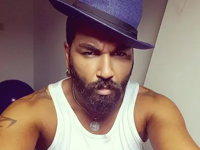 Азис по-скъп от Роби Уилямс