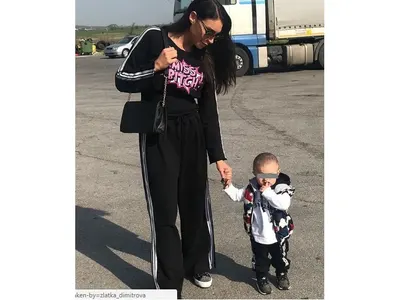 Безотговорно: Златка вози бебето си без колан!