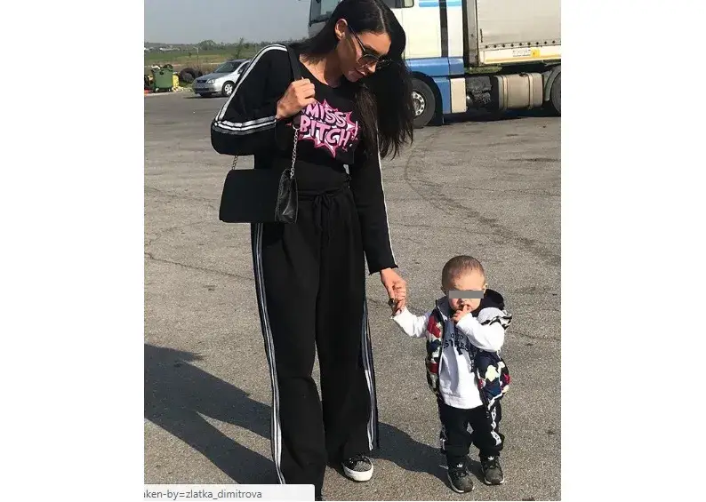 Безотговорно: Златка вози бебето си без колан!