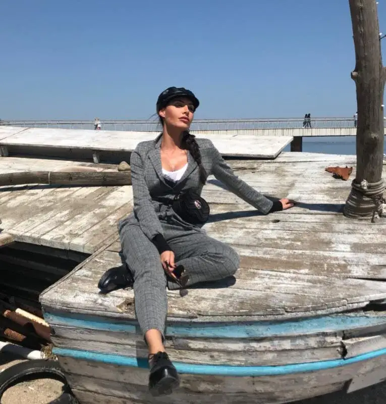 Черната Златка стана за смях с чанта — банан