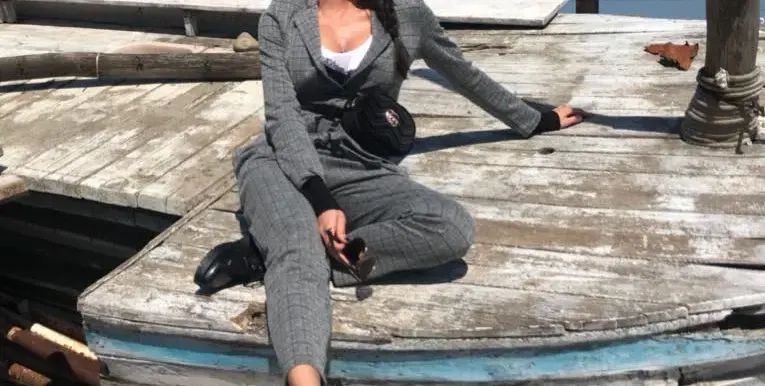 Черната Златка стана за смях с чанта — банан