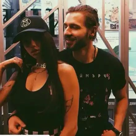 Дара заживя с Папи Ханс! Певицата се нанесе в дома му