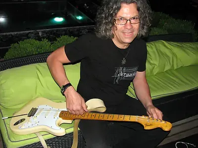 Дископатия мори Иван Лечев, музикантът  шофира със сецнат кръст