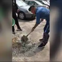 Джино асфалтира дупки