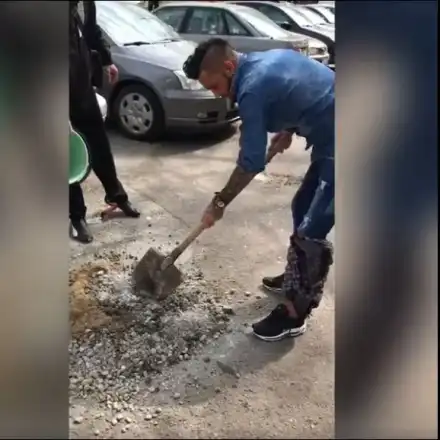 Джино асфалтира дупки