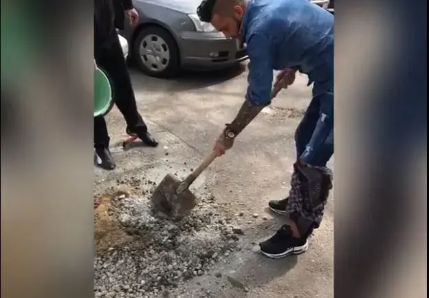 Джино асфалтира дупки