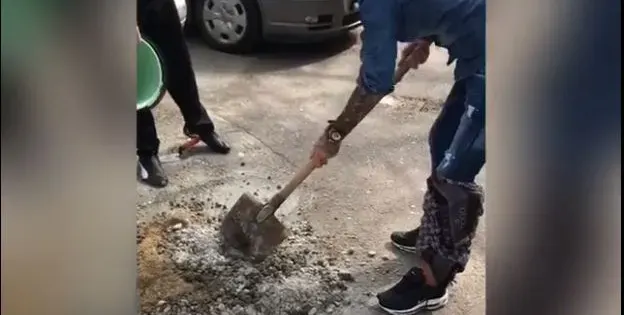 Джино асфалтира дупки