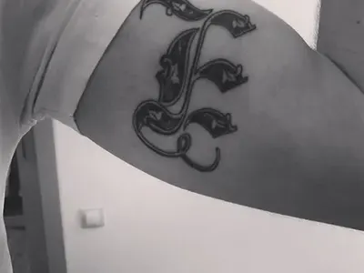 Ето го любовното тату на Емануела! Певицата се сдоби с козирог, зодията на любимия й Мартин (Фото)