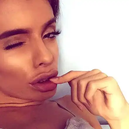 Ето го най-младия джендър у нас! 20-годишният Филип от Кюстендил стана успешно Анджелина