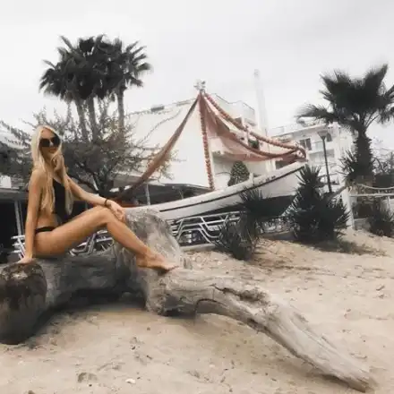 Гадже глези синоптичката Натали Трифонова в Гърция, а тя удиви с дълги крака! (Снимки от почивката)