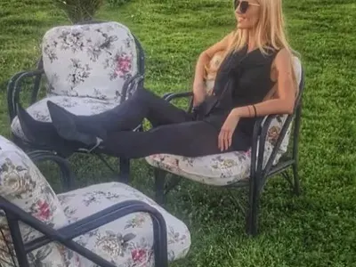 Гадже глези синоптичката Натали Трифонова в Гърция, а тя удиви с дълги крака! (Снимки от почивката)