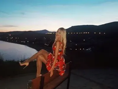 Гадже глези синоптичката Натали Трифонова в Гърция, а тя удиви с дълги крака! (Снимки от почивката)