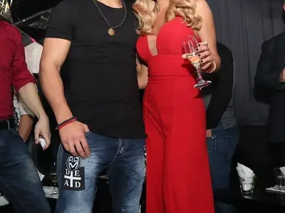 Гаджето на Русата Златка върти сандвичи с конско месо! Блондинката с ултиматум за пищна сватба (Подробности)