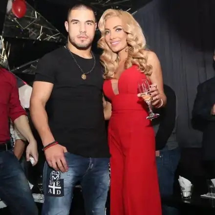 Гаджето на Русата Златка върти сандвичи с конско месо! Блондинката с ултиматум за пищна сватба (Подробности)