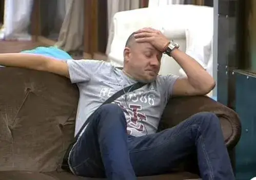 Гъмов с тежък махмурлук на работа