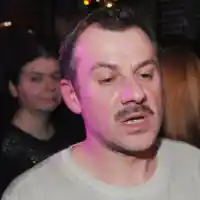 Гъмов с тежък махмурлук на работа! Актьорът не може да се отърве от любовта към чашката