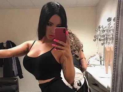 Гери-Никол се изгърби с 900 кубика силикон в гърдите (Чалгарките и бръмчалката си слагали по-малко)