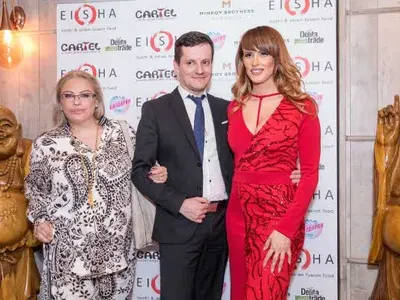 Христо Сираков пие японско уиски сред рояк миски (Снимки)