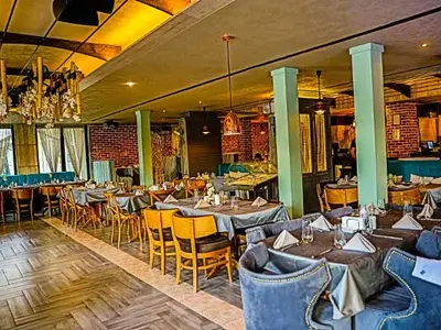 Христо Сираков пие японско уиски сред рояк миски (Снимки)