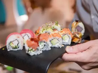 Христо Сираков пие японско уиски сред рояк миски (Снимки)