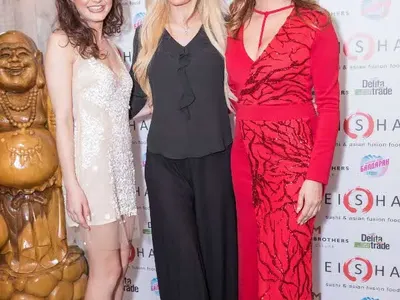 Христо Сираков пие японско уиски сред рояк миски (Снимки)