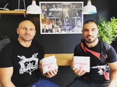 Мъжете на Русата Златка и Юлияна Дончева въртят сандвичи от конско месо