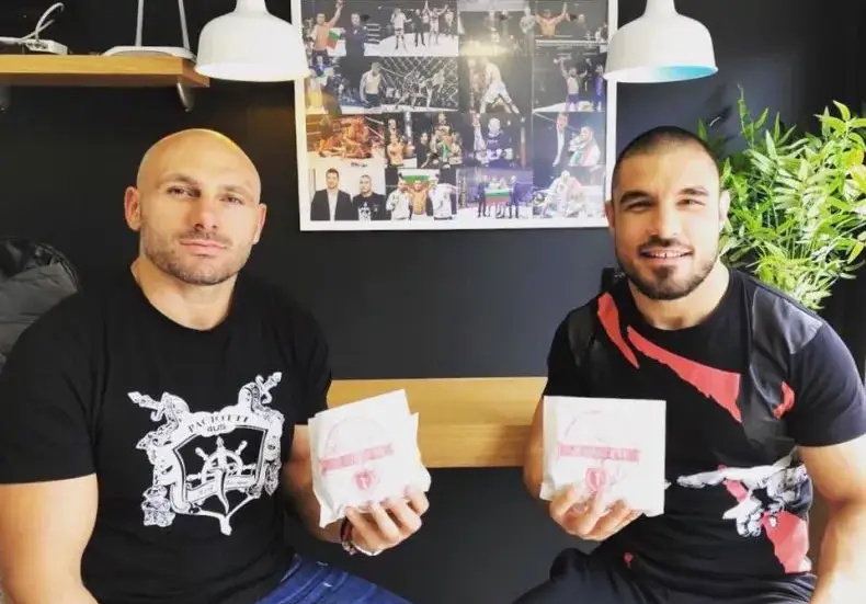 Мъжете на Русата Златка и Юлияна Дончева въртят сандвичи от конско месо