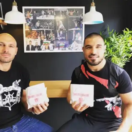 Мъжете на Русата Златка и Юлияна Дончева въртят сандвичи от конско месо