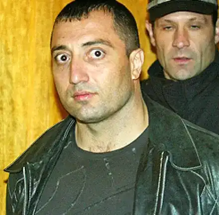 Митьо Очите трепери над майка си (Гангстерът гледа леля Станка като писано яйце)