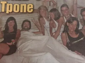 Николай Банев с шест жени в Сен Тропе, прави се на Хю Хефнър