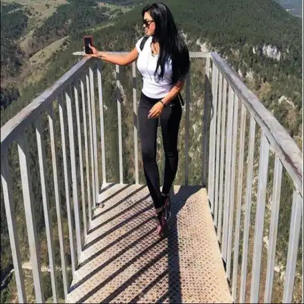 Плеймейтка хвана гората