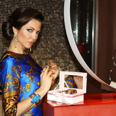 Райна не слиза от самолета