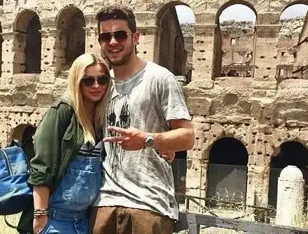 Секси блондинка вдъхновява Буш