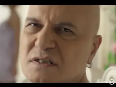 Слави шашка с криви и жълти зъби в новия си клип! Фенове го спукаха от подигравки, че прилича на дядка