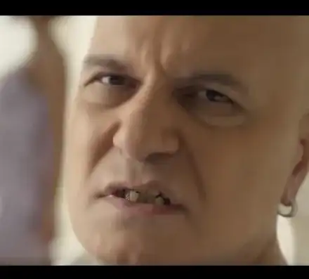 Слави шашка с криви и жълти зъби в новия си клип! Фенове го спукаха от подигравки, че прилича на дядка