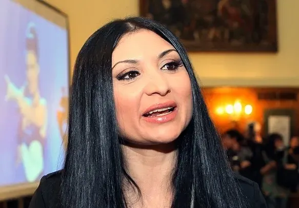Софи Маринова спретна цирк в Съдебна палата заради Гринго (Певицата гони съдия, за да плати глобата на гаджето си)