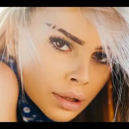 Сузанита си обръсна веждите