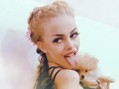 Сузанита стана поетеса, дере 500 лв. за текст, иска и капаро!