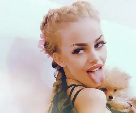 Сузанита стана поетеса, дере 500 лв. за текст, иска и капаро!