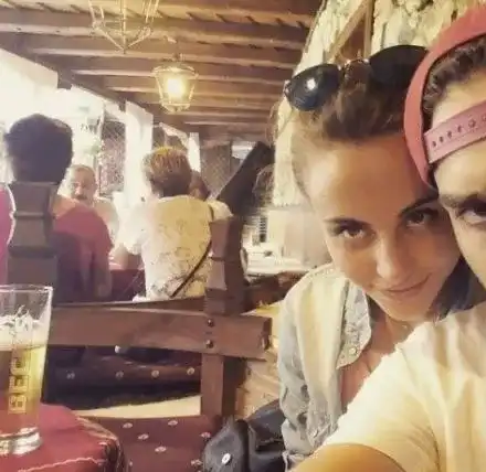 Тото иска прошка от гаджето си, първо скача, а после се моли