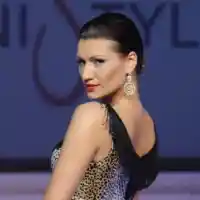 Виктория Джумпарова си татуира вежди