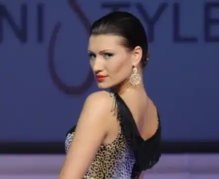 Виктория Джумпарова си татуира вежди