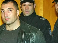 Митьо Очите трепери над майка си (Гангстерът гледа леля Станка като писано яйце)