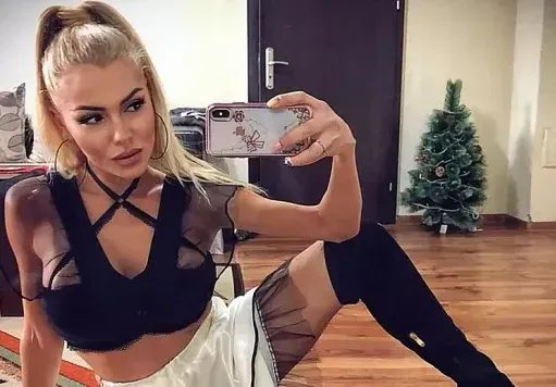 Разкритие на HotArena! Ето коя е кифлата с очи на „дива свиня“ от „София ден и нощ“, която втрещи цяла България със селските си изцепки в столично заведение