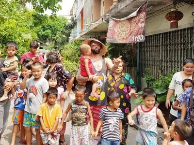 Защо Ани Хоанг и DEE затвориха улица в Банкок? (Видео и снимки)