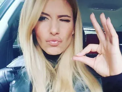 3 слугини обслужват Анелия