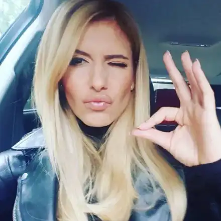 3 слугини обслужват Анелия