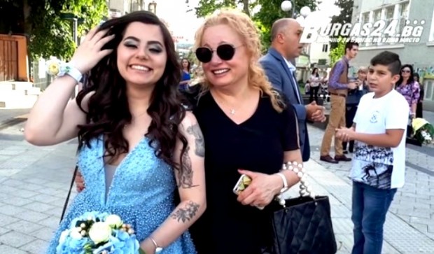 Емануела и Тони Димитрова изпращат абитуриенти (Снимки)