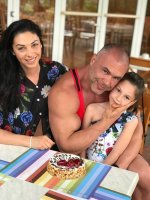 Мис Дупе тъпче щерка си с пържени картофи, а от екрана проповядва здравословно хранене