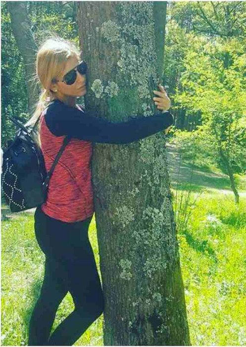 Анелия вае дупе в планината